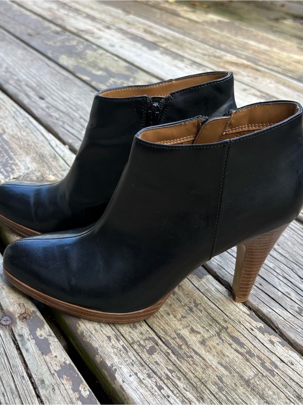 Black Leather Fioni Women’s Ankle Booties with Stacked Heel size 7